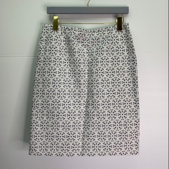 Tahari Arthur Levine Size 10 Skirt Lined Career Laser Cut Floral White Blue - Picture 1 of 8